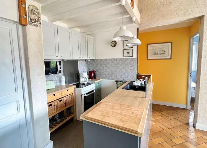 Emplacement Idéal, Au Calme Et Proche De La Villa *