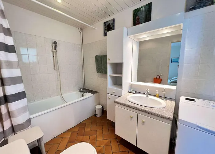 Emplacement Idéal, Au Calme Et Proche De La *