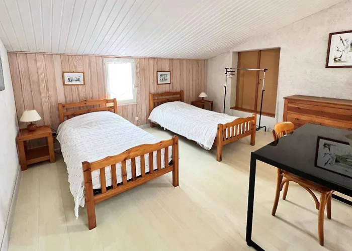 Emplacement Idéal, Au Calme Et Proche De La Villa *